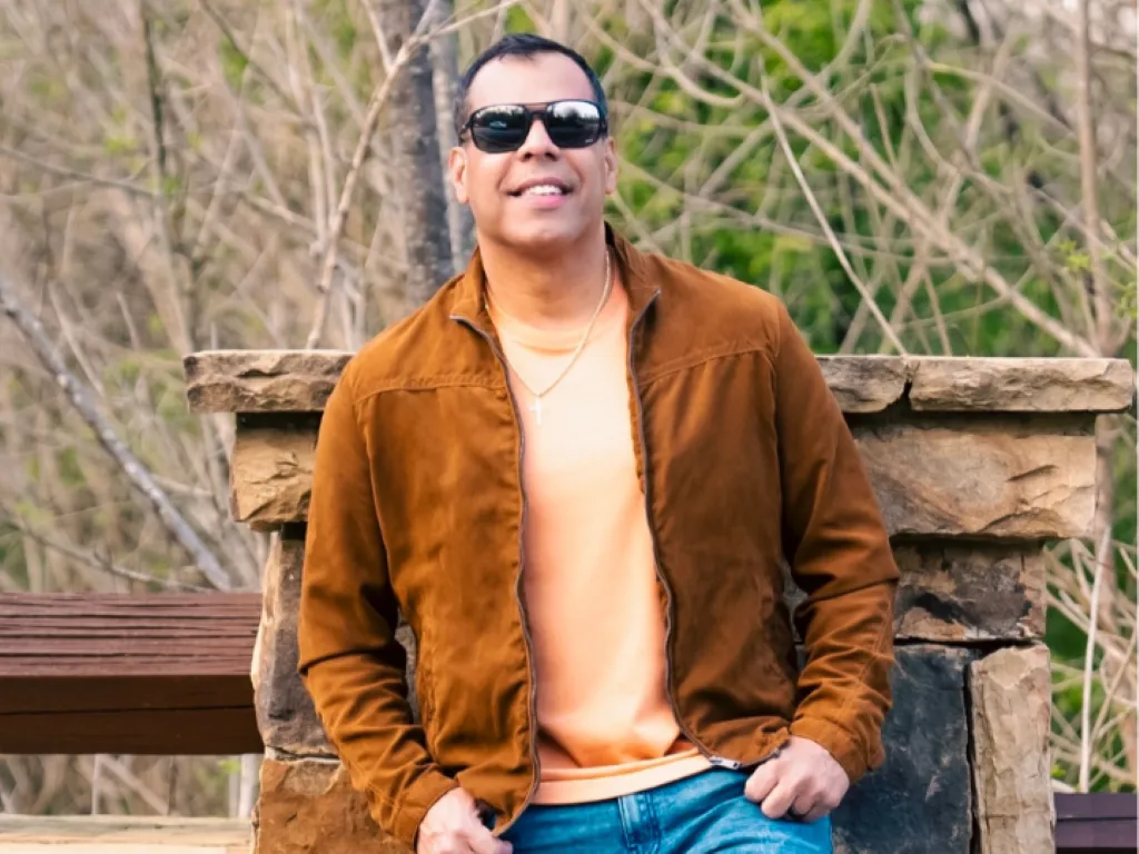 Eli-Badillo-Buscando-Valientes