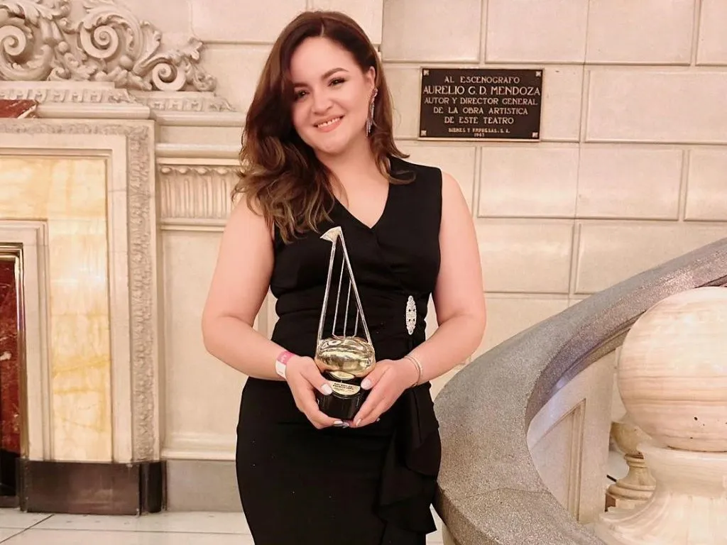 Stephanie Michelle posa con su premio ARPA - copia