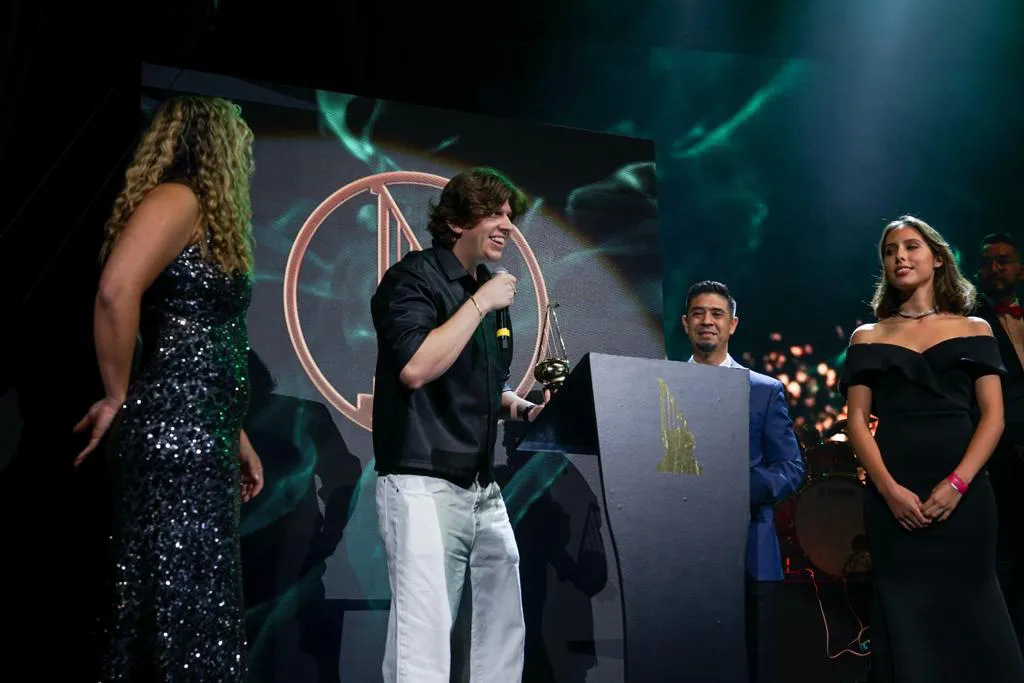 Andrez Babii al momento de recibir el premio ARPA