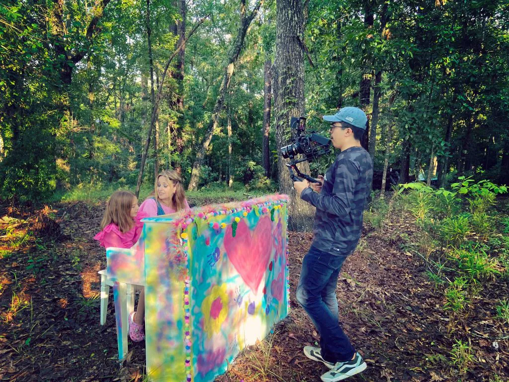 Raquel Reguera - Mi Mundo Pequeño - Foto back videoclip LBM2