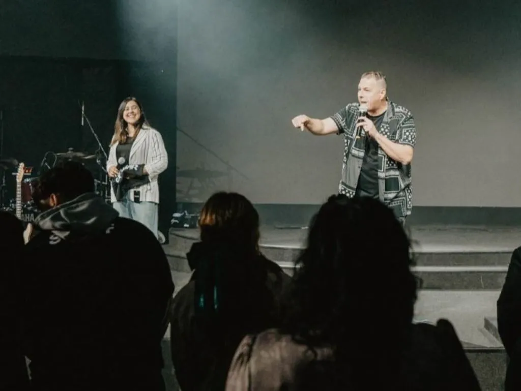 Guerrisi moderando la presentación de Digno de Exaltar